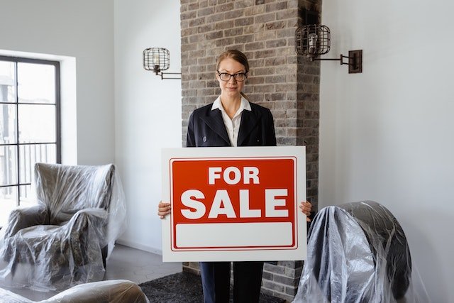 Brokers vs. Real Estate Agents What’s the Difference - brokers vs real estate agents