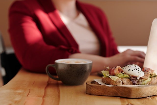 Mindful Eating Tips When You're in the Office