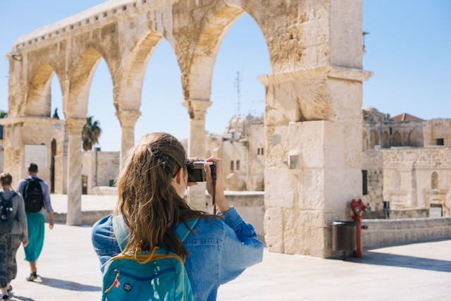 Pros and Cons of Guided Tours for Travelers